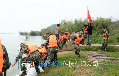 河南黃河沿岸地帶，利用防汛沙袋進(jìn)行擋水工作